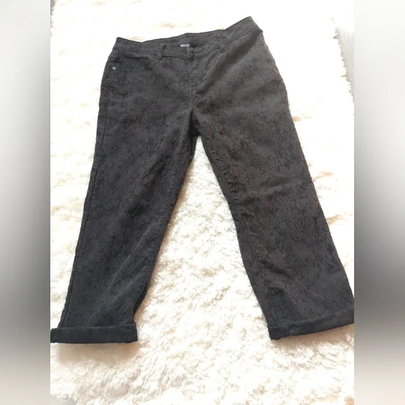 NWOT Simply Vera by Vera Wang woman's size 8 black floral pattern denim capris - Picture 2 of 7